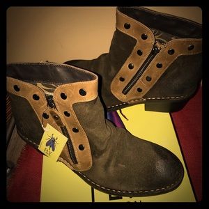Womens Fly London studded suede ankle boots, sz 41